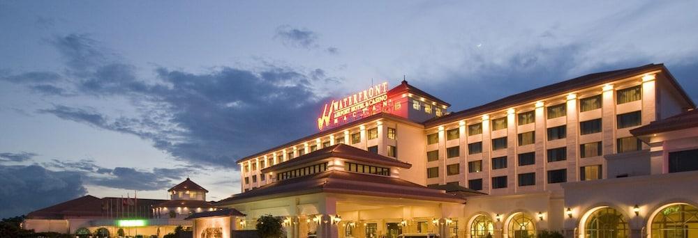 Waterfront Airport Hotel And Casino Мактан Экстерьер фото